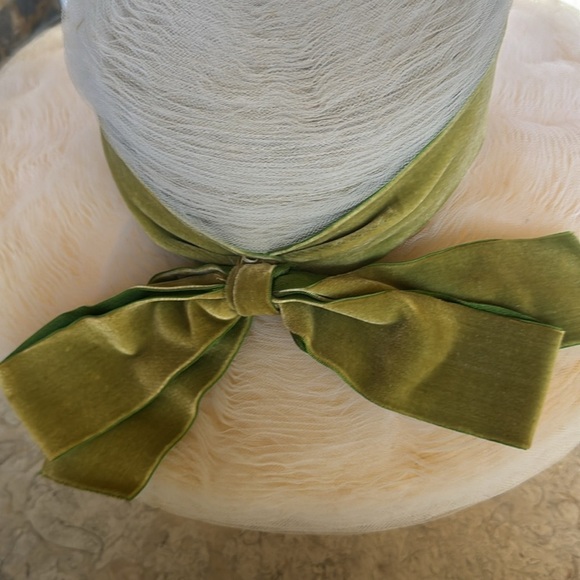 Vintage Elegant White and Green Women\'s tulle Hat with green bow main image 4